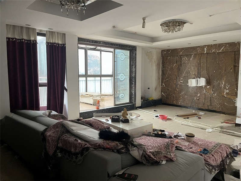 佳兆業(yè)水岸新都法拍房76、77棟404號(hào)房屋及室內(nèi)物品