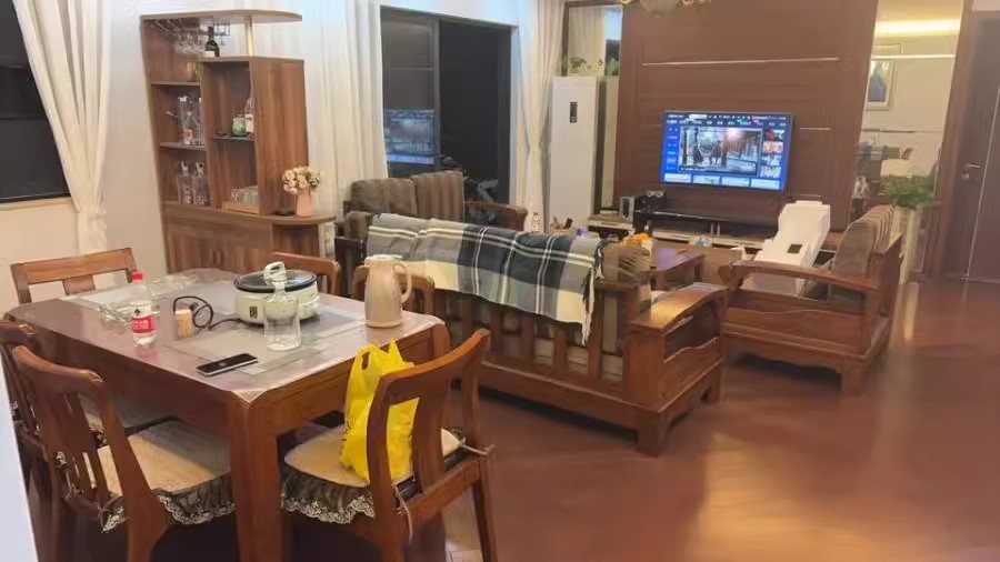 萬(wàn)科金域藍(lán)灣法拍房8棟1701號(hào)房及室內(nèi)物品